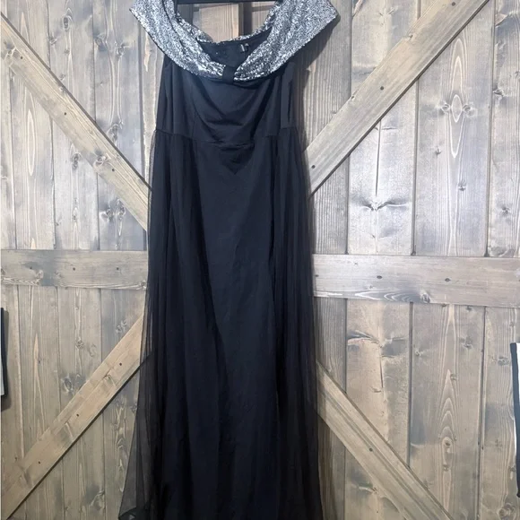 Elegant Black Maxi Dress with Silver Accents - Picture 4 of 7